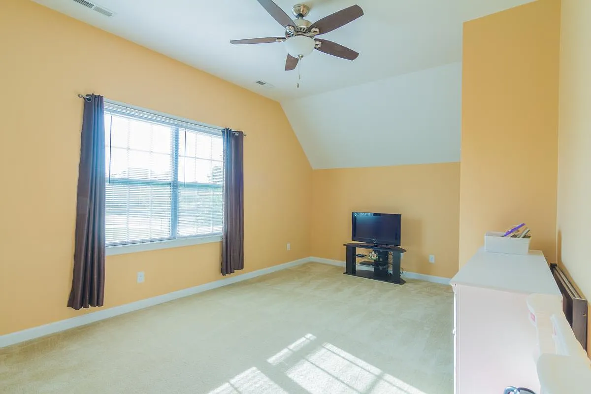 5 bed, 2919 sqft, $3,250 — Photo 2