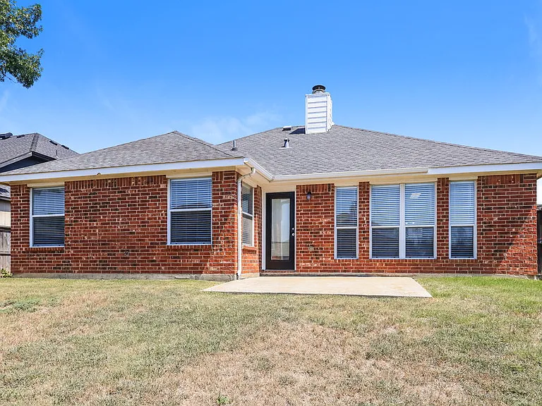 320 Foreston Dr — Photo 16