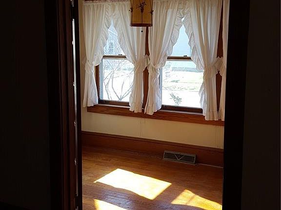 2nd image of 921 W 32nd St