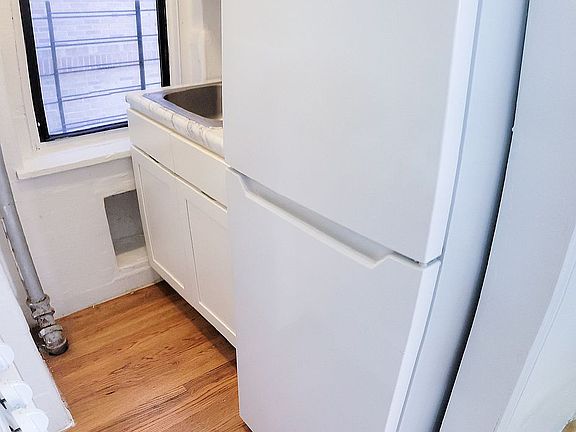 4th image of 721 Walton Ave APT B6