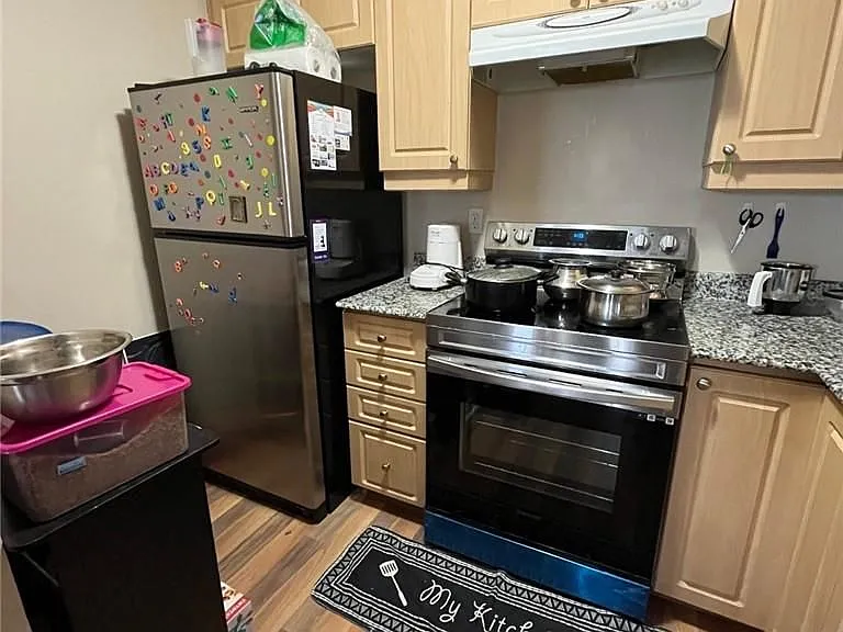 135 James St S #608 — Photo 32