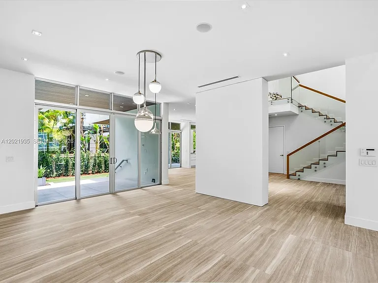 125 Hampton Ln — Photo 10