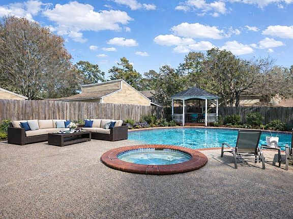 3rd image of 17418 Spicewood Springs Ln