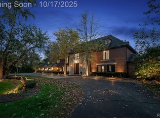 25325 Devon Ln, Franklin, MI 48025