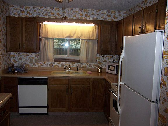 4th image of 2424 Thompson Ave