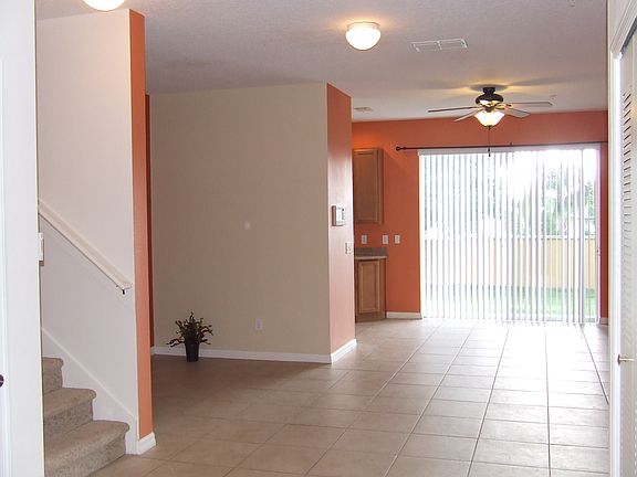 Bright, rommy dinning area.