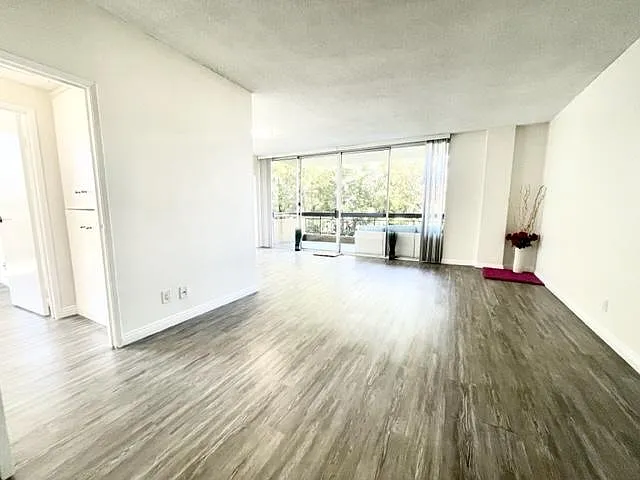 Occidental Towers Apartments — Photo 58