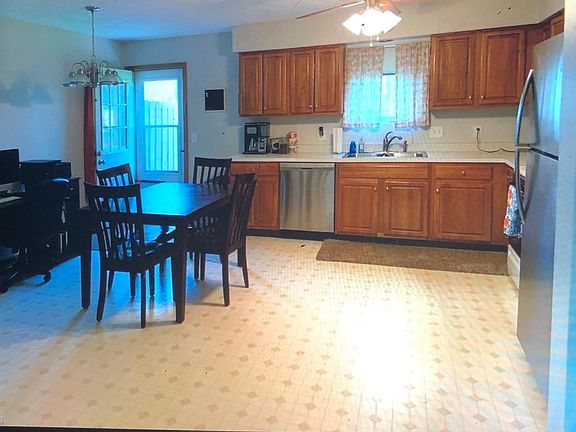 3rd image of 430 Oakdale Cir