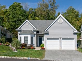 27 Bluffs Ct, Hamburg, NJ 07419