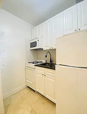5th image of 500 1/2 E 84th St APT 5C