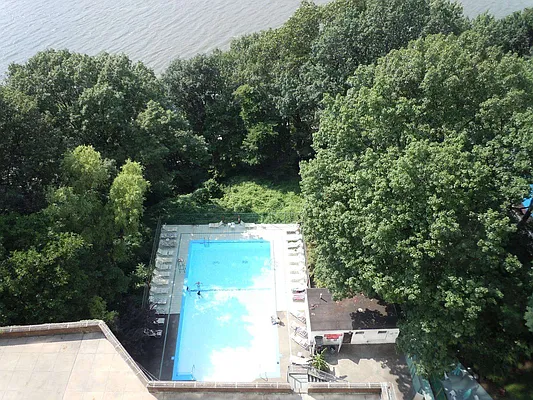 Sold by R New York | media 12