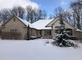 1418 Thorn Ridge Dr, Howell, MI 48843