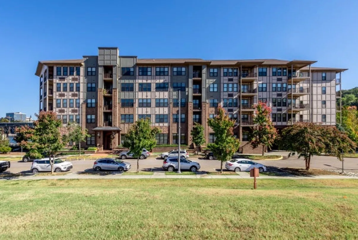 2 bed, 1039 sqft, $2,200 — Photo 2