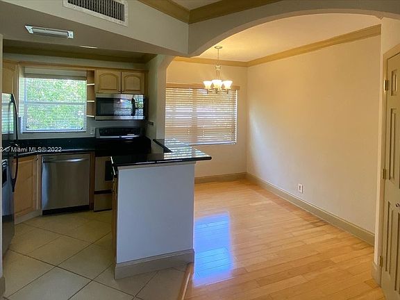 4th image of 744 NE 14th Ave APT 11