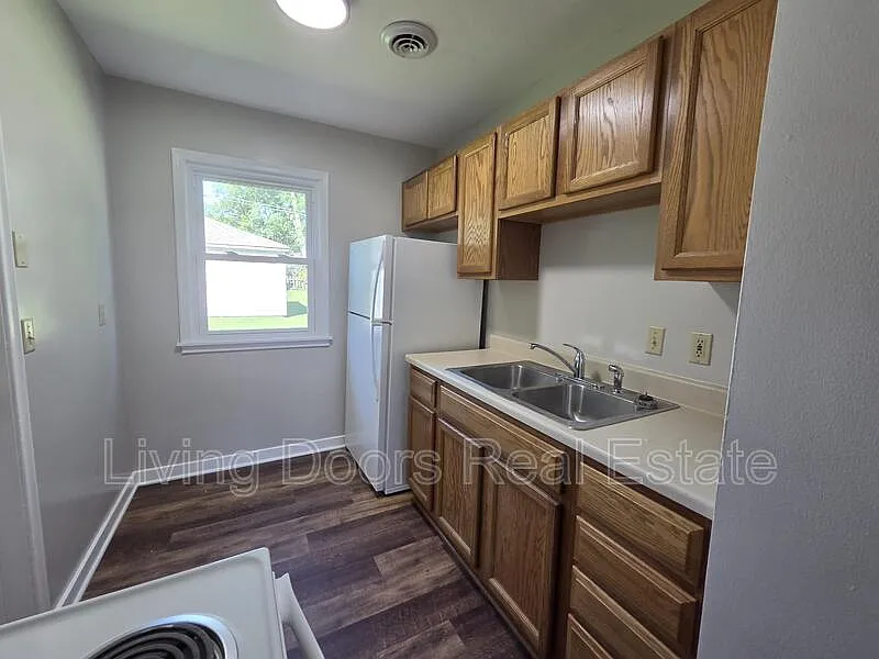 2 bed, 1.0 bath, 648 sqft, $895 — Photo 2