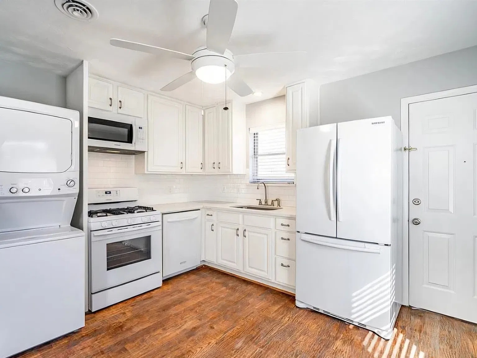 2 bed, 880 sqft, $1,600 — Photo 3