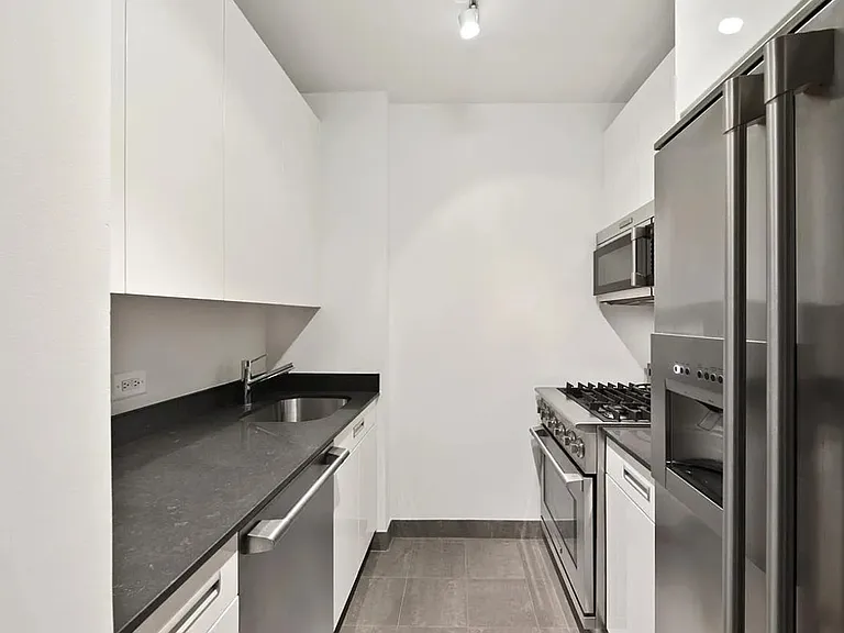 99 John St #1025 — Photo 4