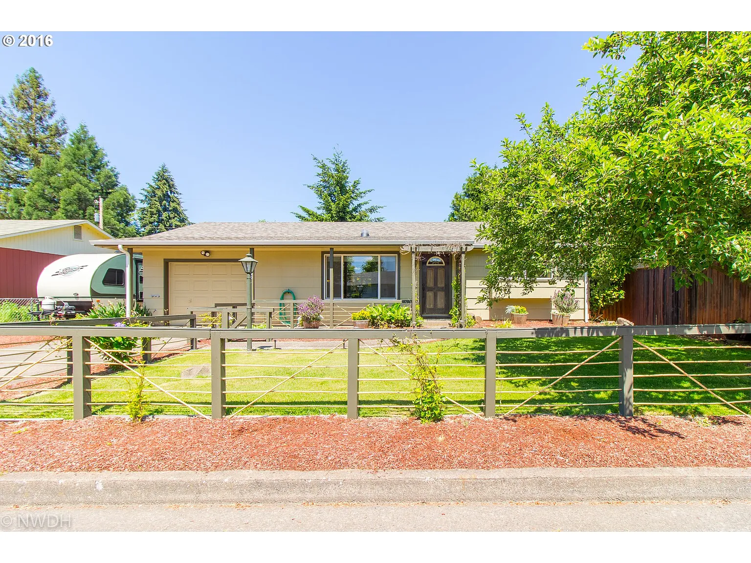 855 Ivy Ave photo 1