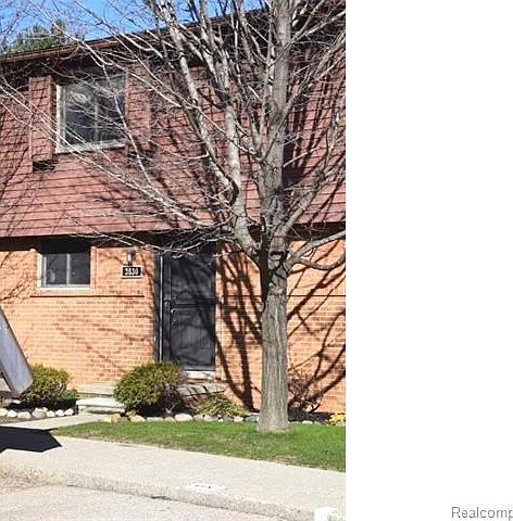 Enjoy townhouse living in Troy