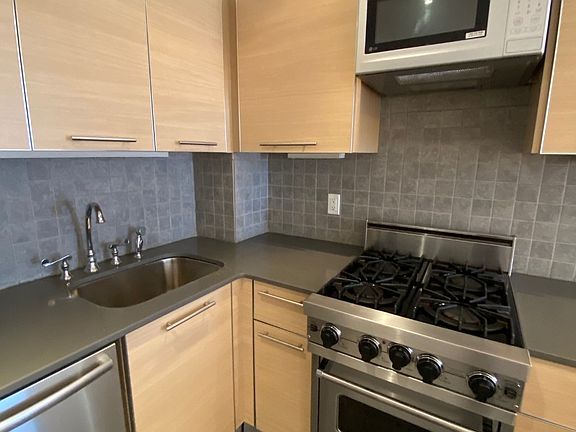 5th image of 215 E 81st St APT 6G