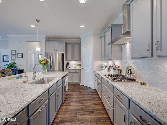 5th image of 834 Wharton Avenue