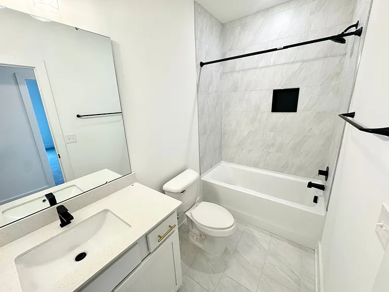 175 W Black St #204 — Photo 9