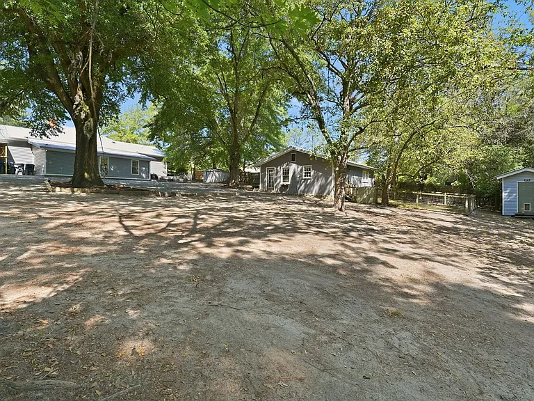 1425 Central Dr — Photo 56