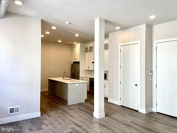 5th image of 907 Leland St APT 2B