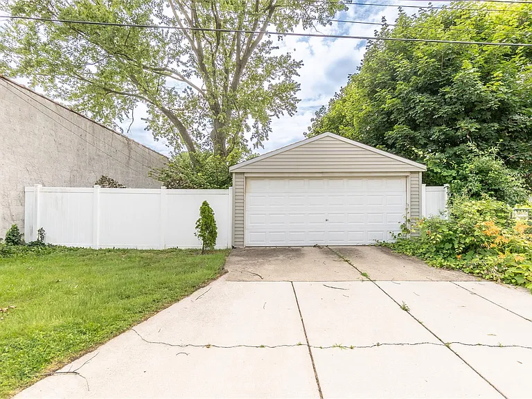 2742 Inman St — Photo 17