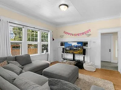9 bed, 2.5 bath, 3010 sqft, $10,800 — Photo 3