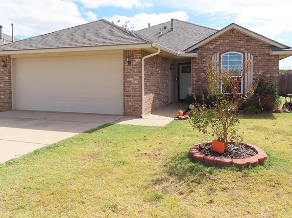 304 SW 44th St, Moore, OK 73160