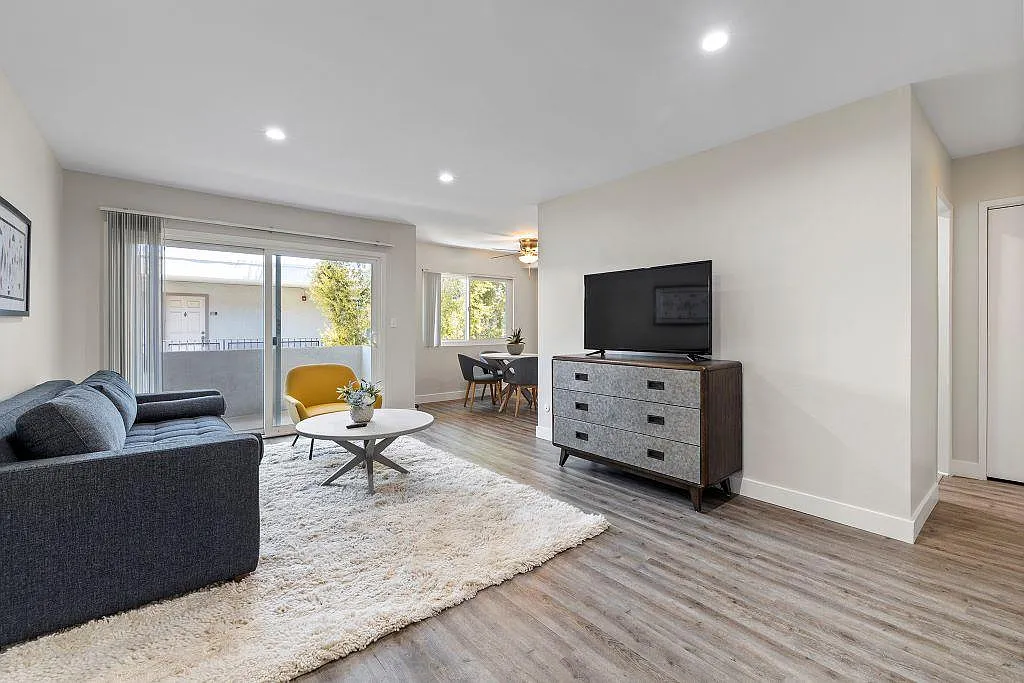 Lombardi Apartments — Photo 1