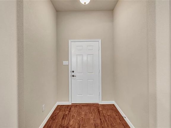 5th image of 909 Clyde St