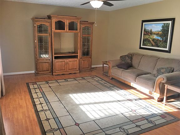 Roomy beautiful livingroom