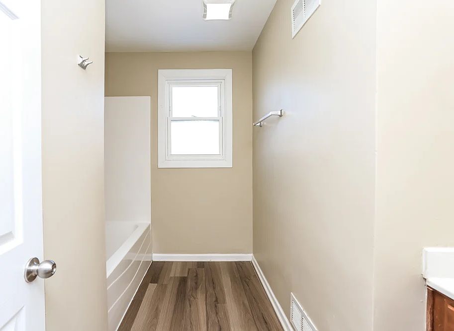 1st image of 132 Easton Ave