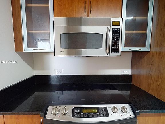 4th image of 18800 NE 29th Ave APT 922