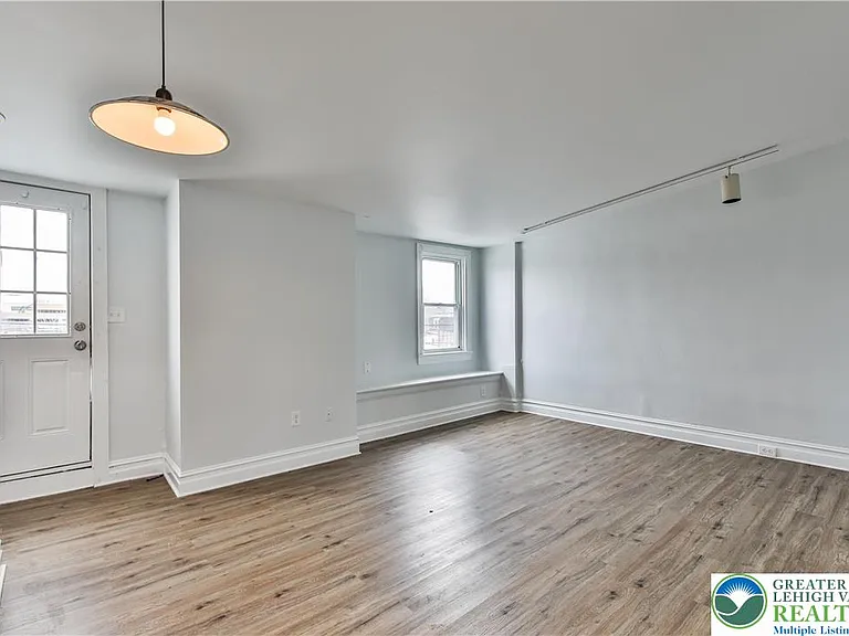 39 N 11th St #C — Photo 16