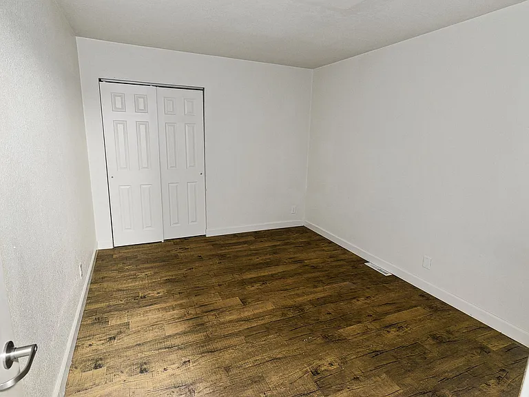 Green Door Apartments — Photo 161