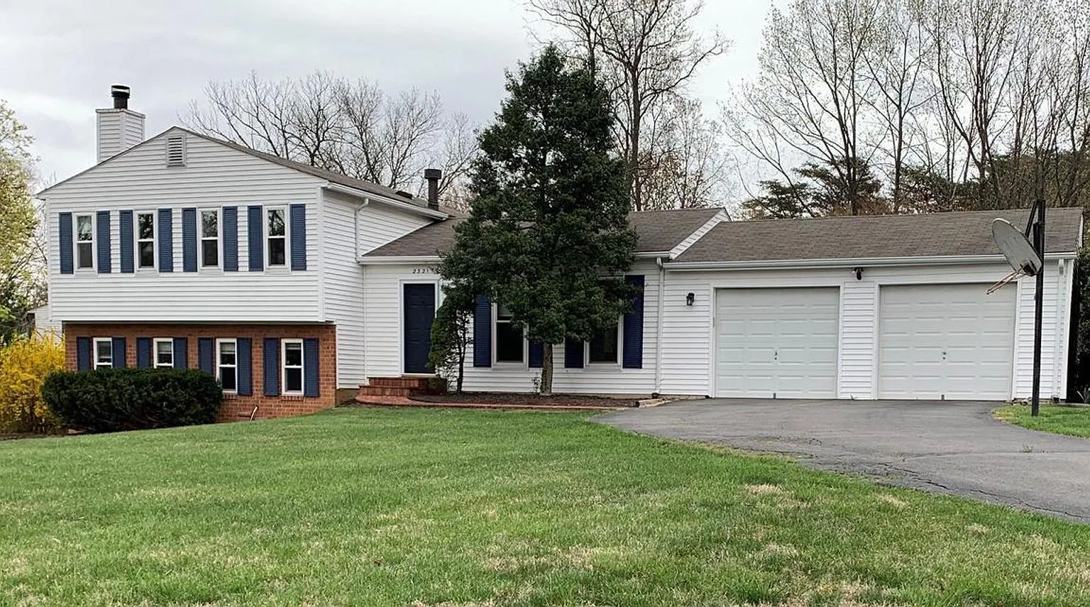 Lovely 4 bedroom, split level home with updated kitchen appliances and floors. — Photo 1