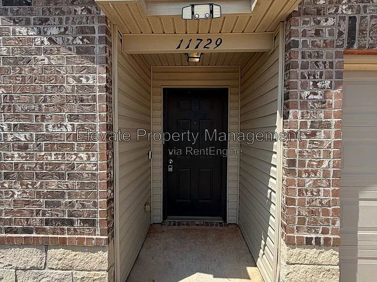 11729 NW 100th St — Photo 2