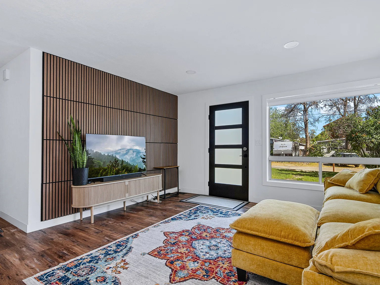 3 bed, 875 sqft, $3,500 — Photo 3