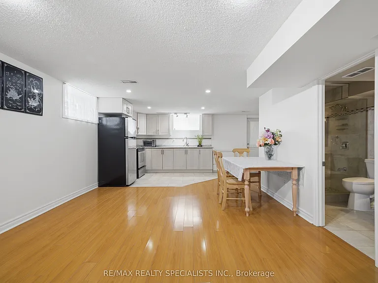 1036 Caven St — Photo 9