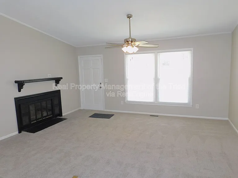 911 Tipperary Dr — Photo 8