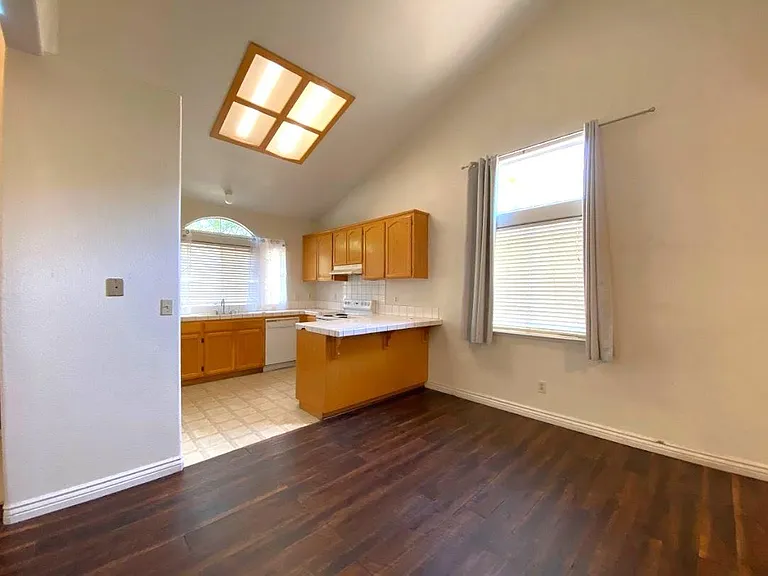 3125 Campus Dr — Photo 6