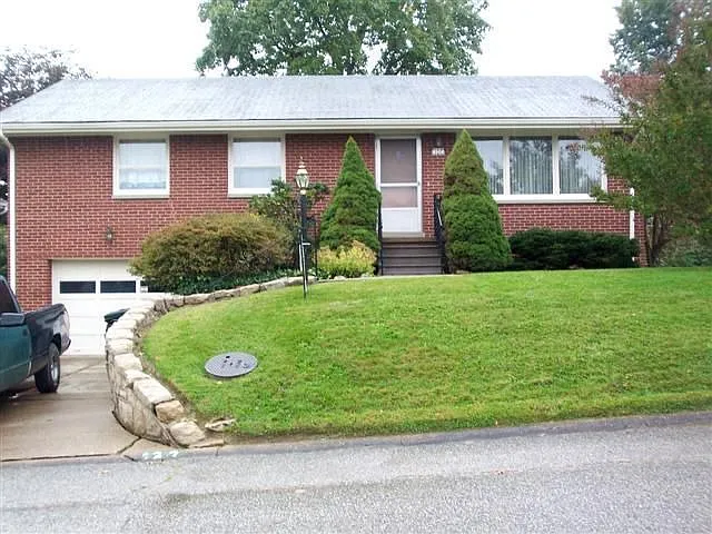 122 Willoughby Ave photo 1