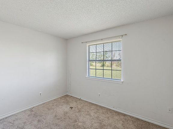 5th image of 404 W Andrew Dr