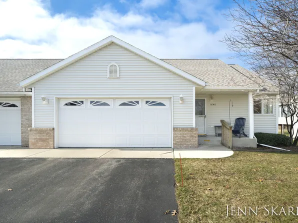 1646 Parker Dr #21, Wayland, MI 49348