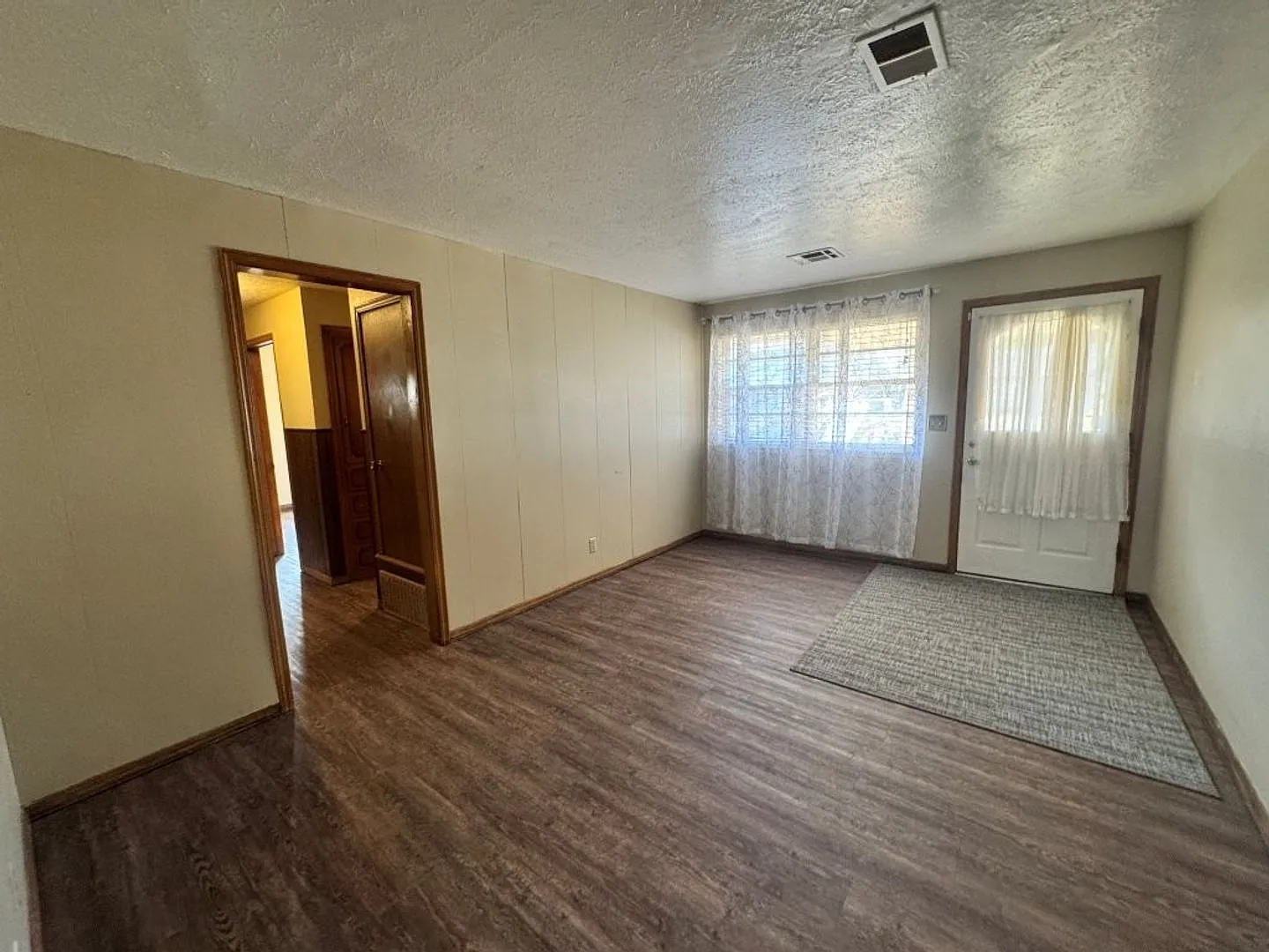 3 beds, 1 1/2 baths and a 1 car garage home for rent in SW OKC! New granite and flooring — Photo 2