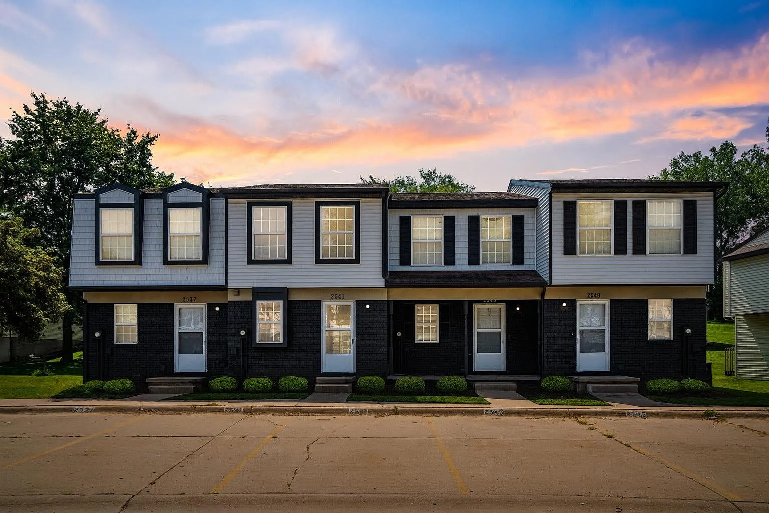 2 bed, 930 sqft, $1,890 — Photo 1