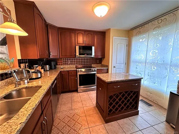 15 Freedom Way #107, East Lyme, CT 06357